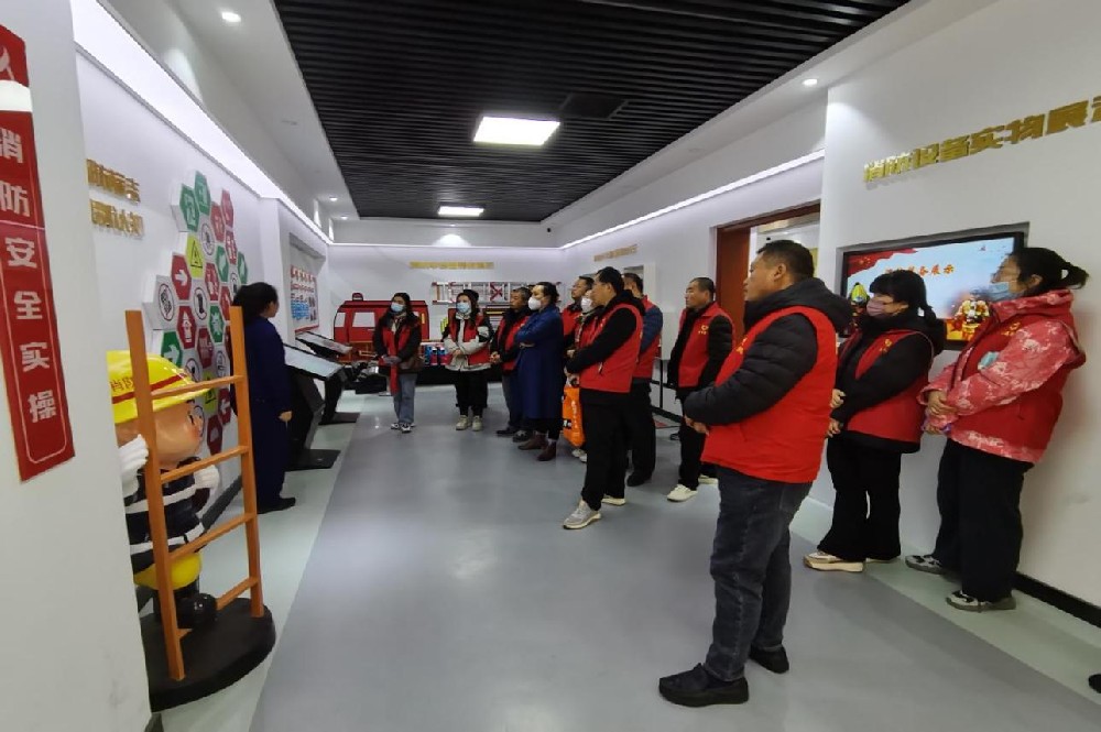 為進(jìn)一步加強(qiáng)消防安全知識(shí)學(xué)習(xí)，2023年11月23日，聊城市水利工程總公司組織公司員工到聊城市消防科普教育基地進(jìn)行參觀學(xué)習(xí)。消防知識(shí)講解員引導(dǎo)公司員工依次參觀學(xué)習(xí)，首先講解了火災(zāi)的定義、火災(zāi)的形成，用動(dòng)畫演示了火災(zāi)的發(fā)生和發(fā)展；然后講解各種滅火及逃生用具，學(xué)習(xí)了消防標(biāo)志，以及怎樣使用滅火器、怎樣報(bào)警等專業(yè)性