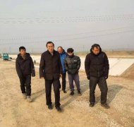 元旦期間，公司黨總支書記、總經(jīng)理李令安同志來到陽谷縣引黃灌區(qū)農(nóng)業(yè)節(jié)水工程和位山灌區(qū)續(xù)建配套節(jié)水改造工程施工一線，看望并慰問元旦期間日以繼夜地堅守在工地的施工人員，