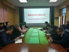 為深入宣傳貫徹《山東省生產(chǎn)安全事故應(yīng)急辦法》文件精神，總公司于4月2日下午，舉辦了學(xué)習(xí)《山東省生產(chǎn)安全事故應(yīng)急辦法》培訓(xùn)會議，各處室人員參加學(xué)習(xí)。 培訓(xùn)會議由質(zhì)安處主