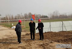 11月27日-28日，公司黨總支書(shū)記、總經(jīng)理李令安調(diào)研檢查臨清薛王劉閘、茌平陶橋閘、高唐朱莊閘等三處公司新開(kāi)工項(xiàng)目，相關(guān)項(xiàng)目負(fù)責(zé)人參加。 在臨清薛王劉閘和茌平陶橋閘項(xiàng)目現(xiàn)場(chǎng)
