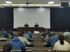 5月12日，聊城市水利工程總公司專項(xiàng)業(yè)務(wù)培訓(xùn)開課，公司總經(jīng)理李令安出席開課儀式并講話，副總經(jīng)理杜代軍主 持儀式， 60余名在家干部職工參加培訓(xùn)。 本次培訓(xùn)主要內(nèi)容以法律法規(guī)